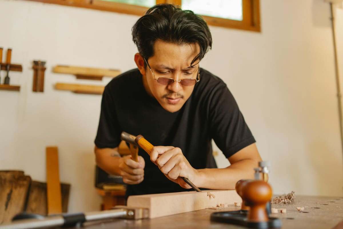Tischlermeister bei der Arbeit mit Stecheisen und Klüpfel